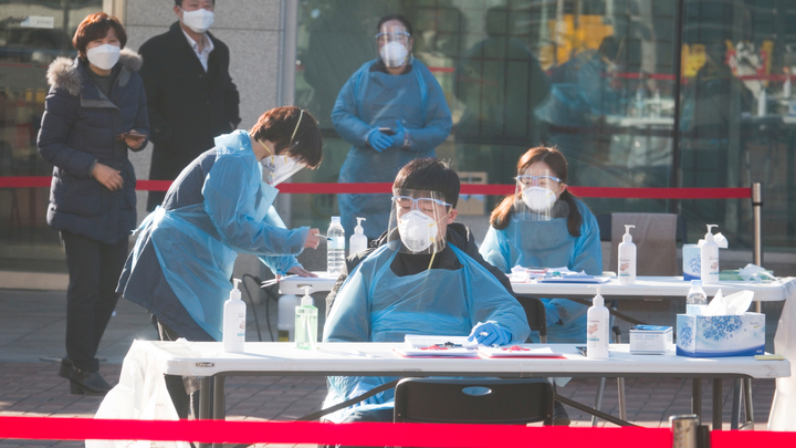 Эпидемии и пандемии нет: Эксперт рассказал, кому выгодна паника на коронавирусе