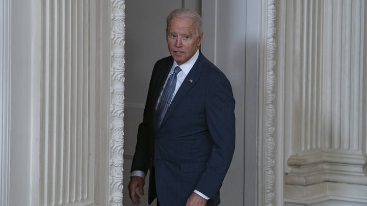 В России подшутили над смазанным приветствием Байдена: Джо не знал…