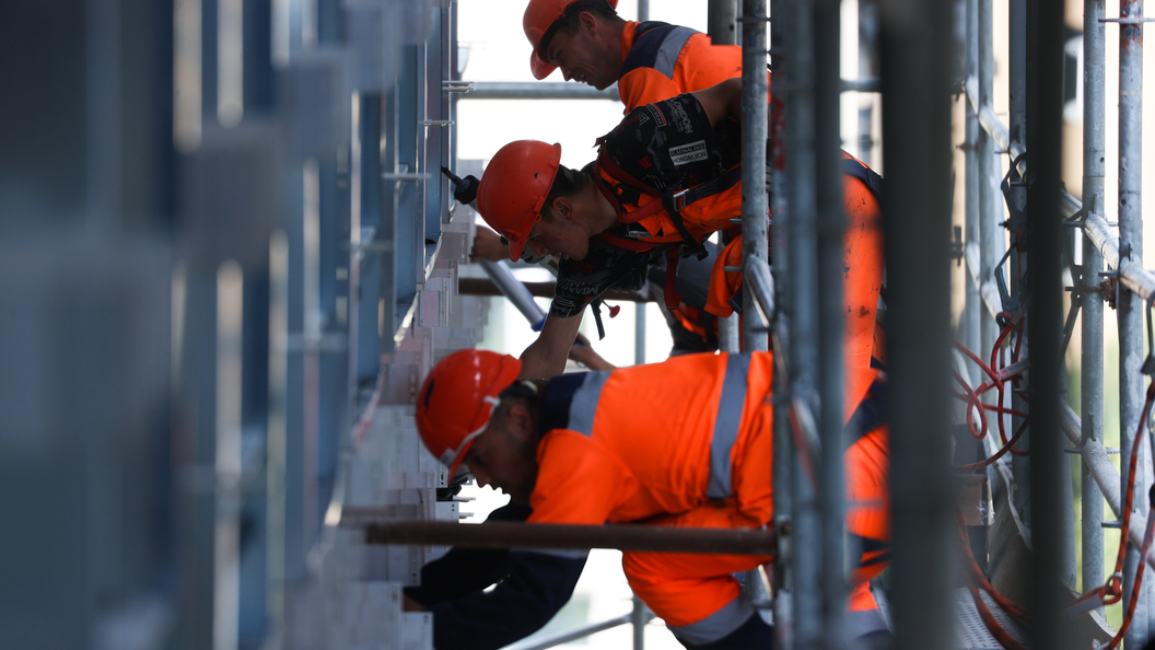 один работает трое смотрят. экстренный вызов 112 2005. экстренный вызов 112. с днем строителя hd. 2 рабочих изготовил 8 детали.