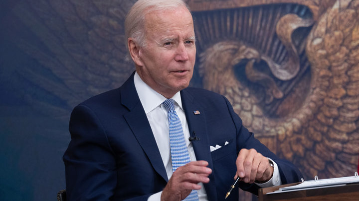 США потеряли свой главный козырь: Байден неуклюже успокаивает американцев