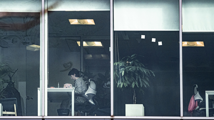 Кому в России поднимут зарплаты с 1 января: Уточнение эксперта