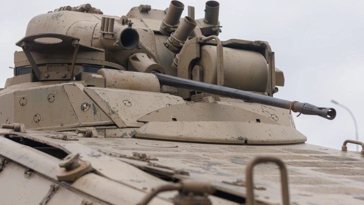 Русские бойцы начали вывоз трофейной и брошенной техники ВСУ из Курской области