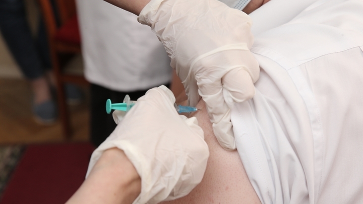 В Краснодаре 38,6% сотрудников администрации получили антиковидную вакцину