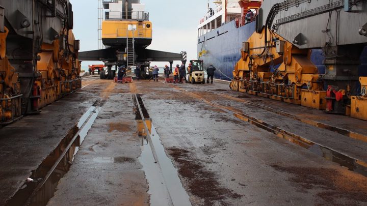 В порту Новороссийска из крана вылилась в море гидравлическая жидкость