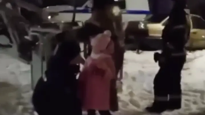 Стало известно, где была мать девочки, к которой соседи вызвали МЧС