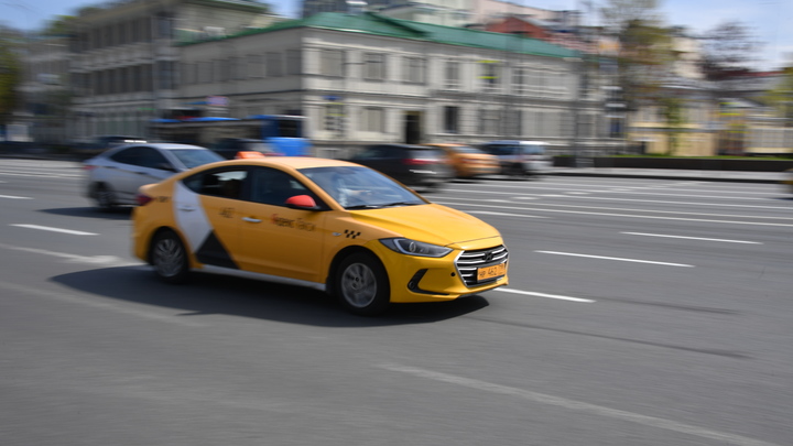 Машина такси провалилась в коммунальную яму в Екатеринбурге: водитель уснул за рулем