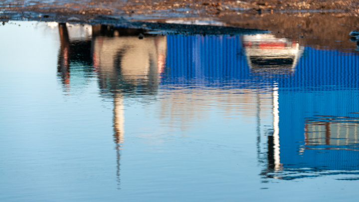 Воды уже по пояс - тонуть начинает трасса: Обстановка в Орске через 10 часов после прорыва дамбы