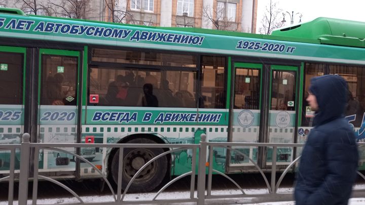 Автобусы в Екатеринбурге оборудовали камерами, снимающими автохамов на остановках