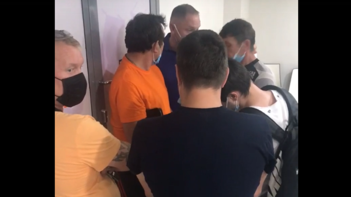 Вакцины на всех не хватает: В Петербурге начали драться за прививку