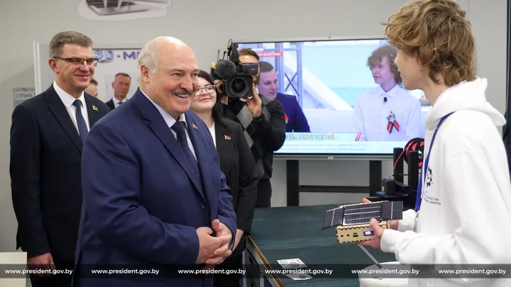 Лукашенко похвалил инженера-подростка за первый белорусский робот-пылесос