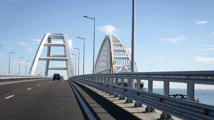 Поезда из Москвы и Петербурга встали из-за ЧП на Крымском мосту