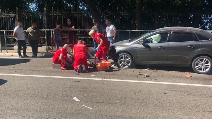 В Сочи мотоциклист погиб, врезавшись на встречке в легковушку