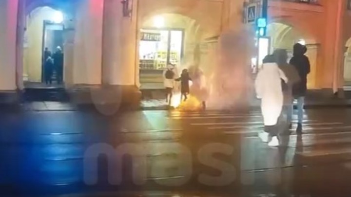 Видео: в центре Санкт-Петербурга тротуар разверзся пламенем под ногами прохожих