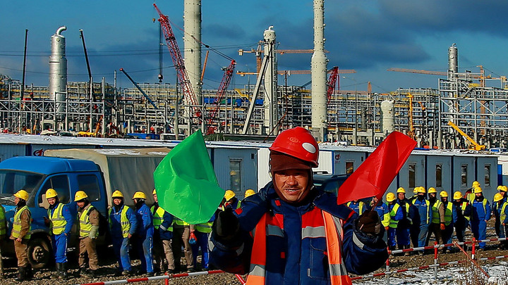 Незаметно слезаем с нефтяной иглы. В тени санкций Россия обходит запреты