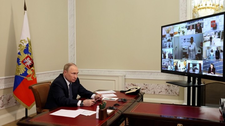 Путин поговорил со специально подготовленными пациентами новой поликлиники в Новосибирске