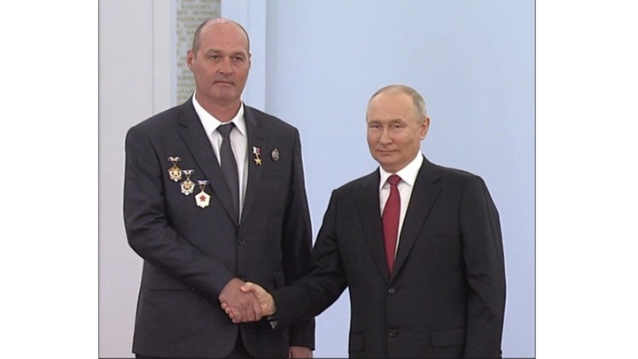 Путин в Кремле награждает Героев Труда и лауреатов Госпремии в День России