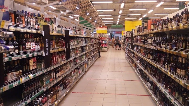Жителя Новосибирска отказались обслуживать в магазине из-за разбитой бутылки