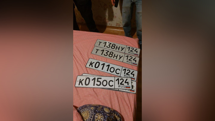 В Красноярске задержаны полицейские за выдачу «красивых» госномеров