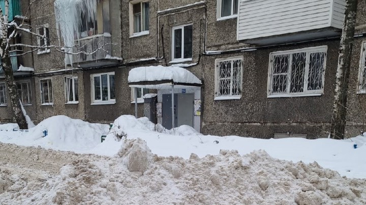 Двое погибли и 15 пострадали из-за нечищенных кровель в Нижегородской области этой зимой