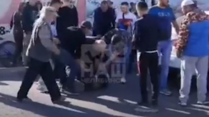 Били ногами: самосуд над мужчиной, который разбил стекло в авто, сняли на видео