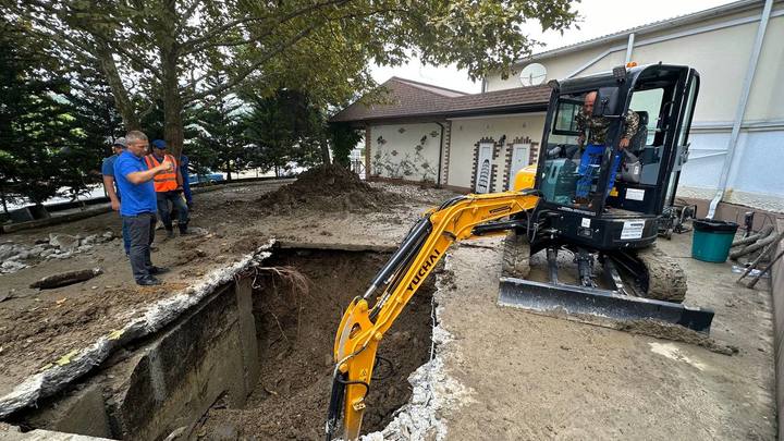 В Сочи из-за крупной коммунальной аварии затопило кафе Don Karlo с дорогой