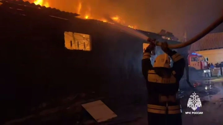 Масштабный пожар в Дагестане: С цеха огонь перекинулся на жилые дома