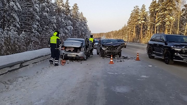Трое взрослых и ребенок ранены в лобовой аварии на ЕКАД