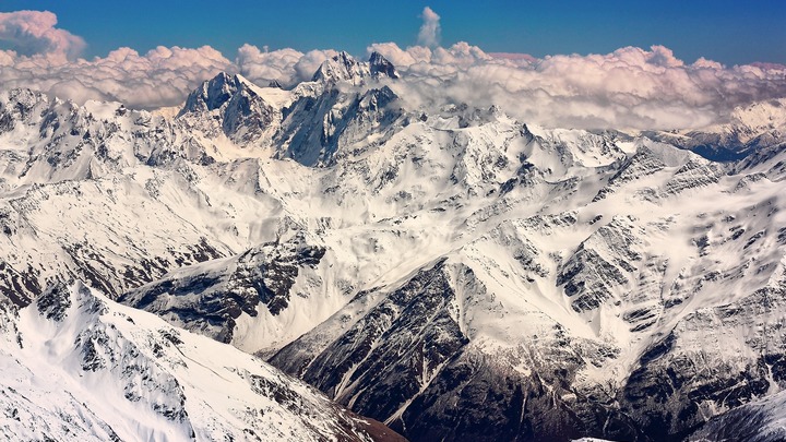 МЧС с вертолетами ищет туристку из Санкт-Петербурга, которая пропала на Эльбрусе