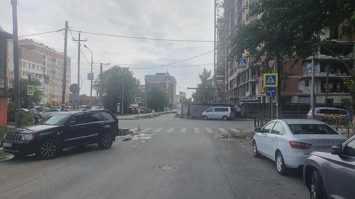 В Самаре внедорожник сбил 3-летнюю девочку на самокате