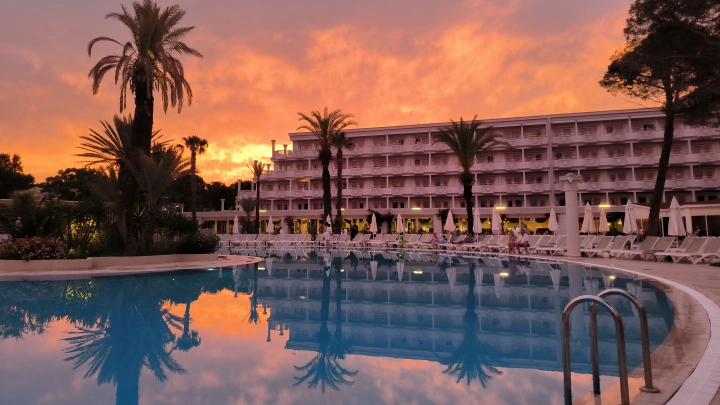 Отдых в Турции за 700 тысяч: грязь, стройка и битая посуда