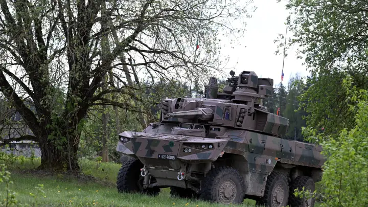 Русские бойцы зашли в тыл ВСУ и угнали канадский БТР LAV «Super Bison»: опубликованы кадры