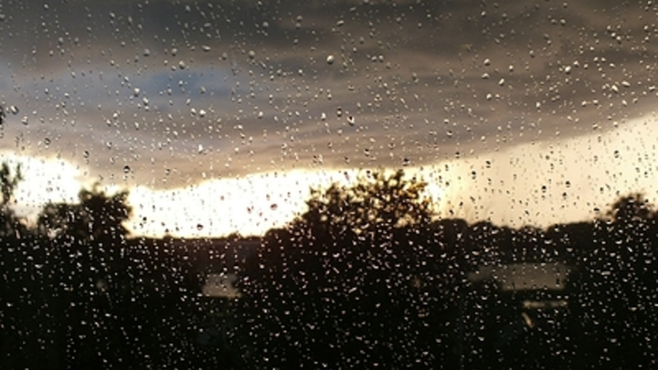 Залповый ливень затопил торговый центр в Сочи