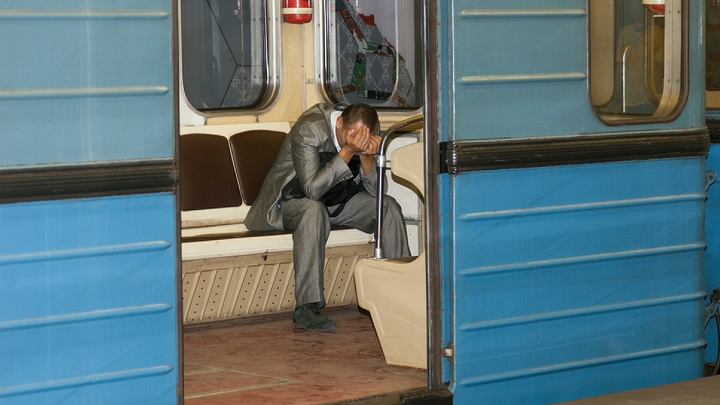 Движение на красной ветке метро Москвы приостановлено из-за падения пассажира на рельсы