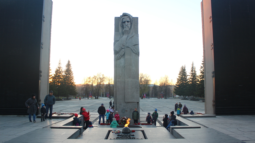 Монумент славы новосибирск. Вечный огонь Новосибирск. Монумент славы воинам-сибирякам. Монумент славы Новосибирск огонь.