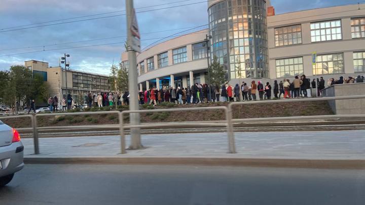 “Длиннее, чем в мавзолей”: в Самаре выстроилась километровая очередь в филиал Третьяковской галереи