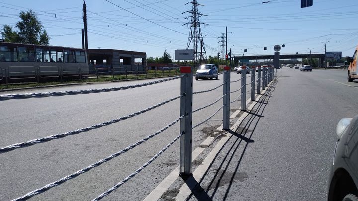 В Челябинске на Свердловском проспекте закончили монтаж отбойников
