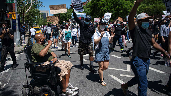 Тёпленькая пошла: Либералы занялись распространением фейков по соцсетям из-за беспорядков в США