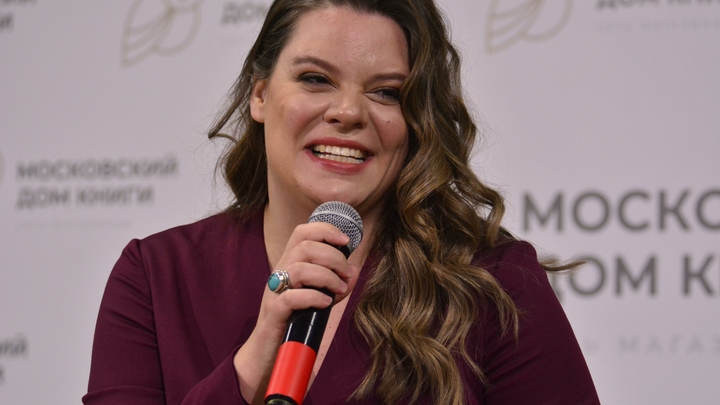 Поэтессе Полозковой приходится прятаться в подворотне из-за первобытных русских