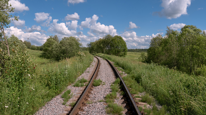 Люди разбивают окна, чтобы выбраться из вагонов: Кадры с места аварии с поездом в Коми