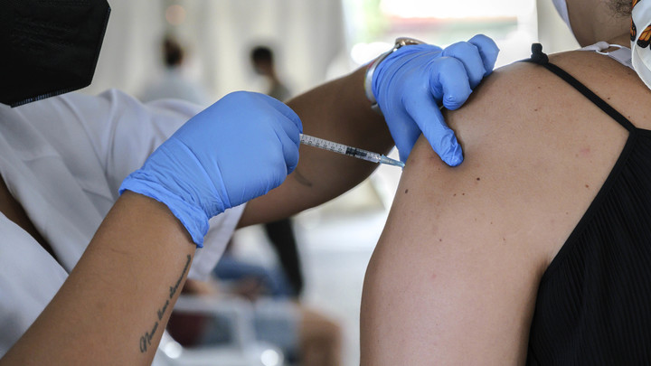 Иммунолог рассказал, зачем России сразу несколько вакцин от коронавируса