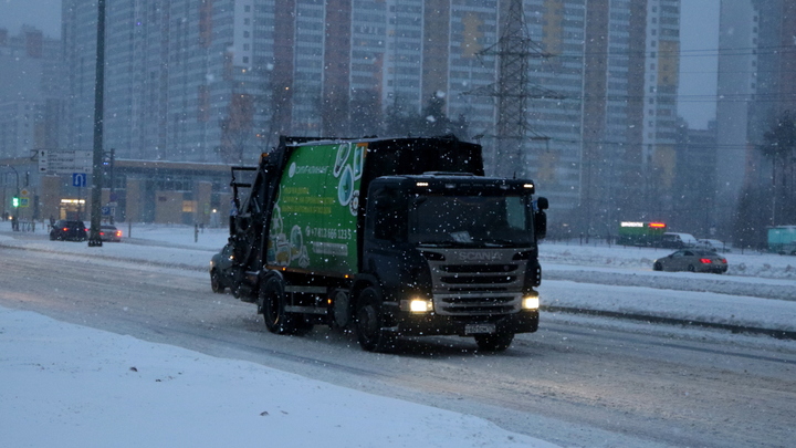 Два человека за сутки погибли под колесами мусоровозов в Москве: почему это происходит
