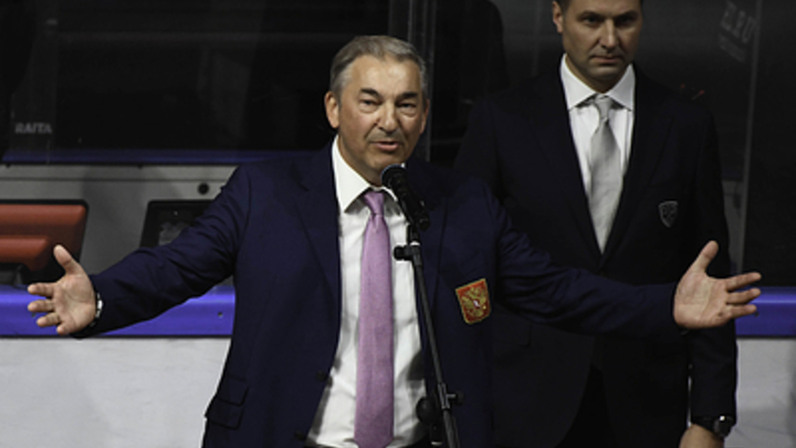 Хоккеист Третьяк подоил корову на ВДНХ