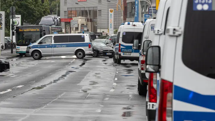Что вы творите? Мне очень страшно!: Переехавшая в Германию женщина расплакалась в прямом эфире