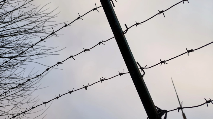 В тобольском изоляторе заключённые устроили бунт: Заперлись в камере и пустили в ход лезвие