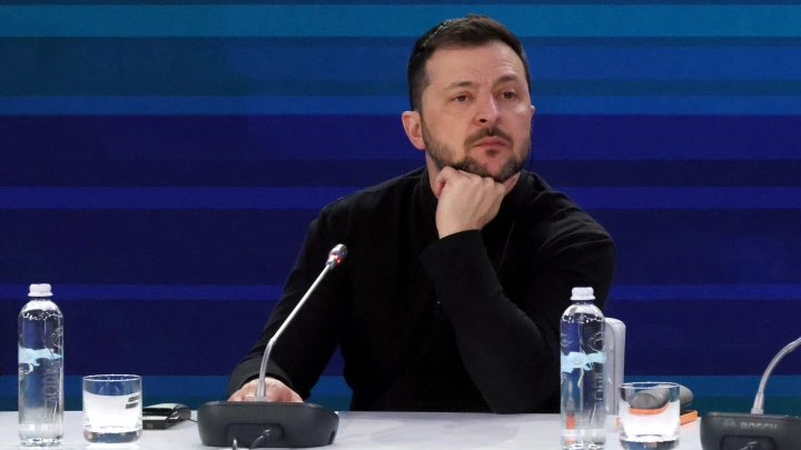 Верховная Рада со второй попытки поддержала Зеленского, позволив ему остаться на посту президента