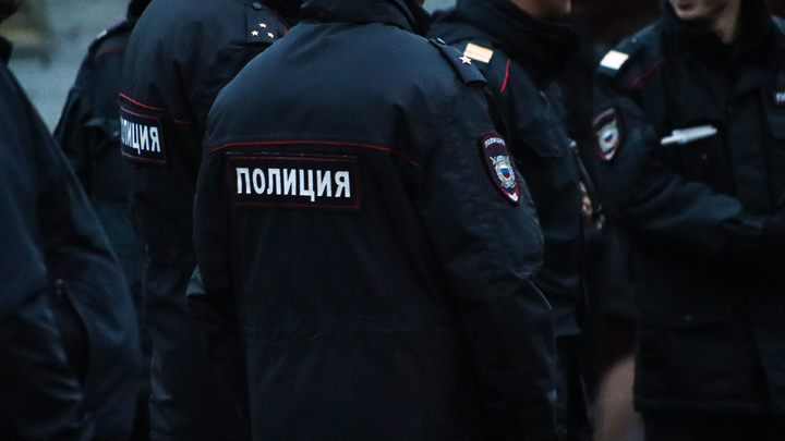 Троих полицейских из Петербурга арестовали за распространение наркотиков