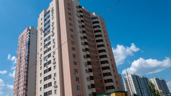 Без паспорта, но с пропиской: Комик Романов оказался гостем иноагента Белого* в Москве