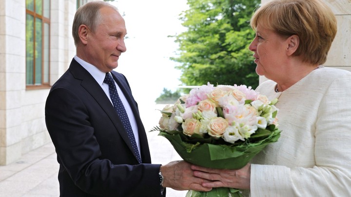 Путин заверил Меркель, что за здоровьем Сенцова постоянно следят – Лавров
