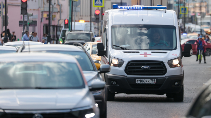 В центре Москвы автомобиль Toyota вылетел на тротуар и сбил пешехода