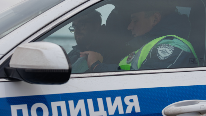 Водитель протащил по дороге полицейского и был осуждён в Москве